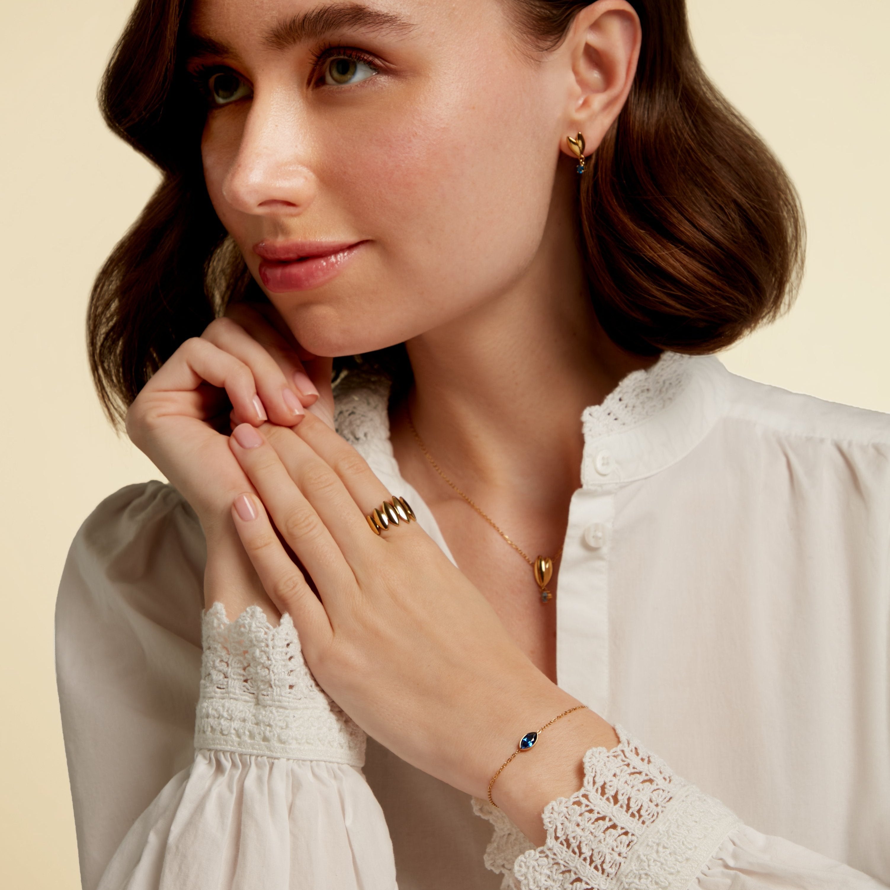 Gold-plated bracelet with blue stone – Petal