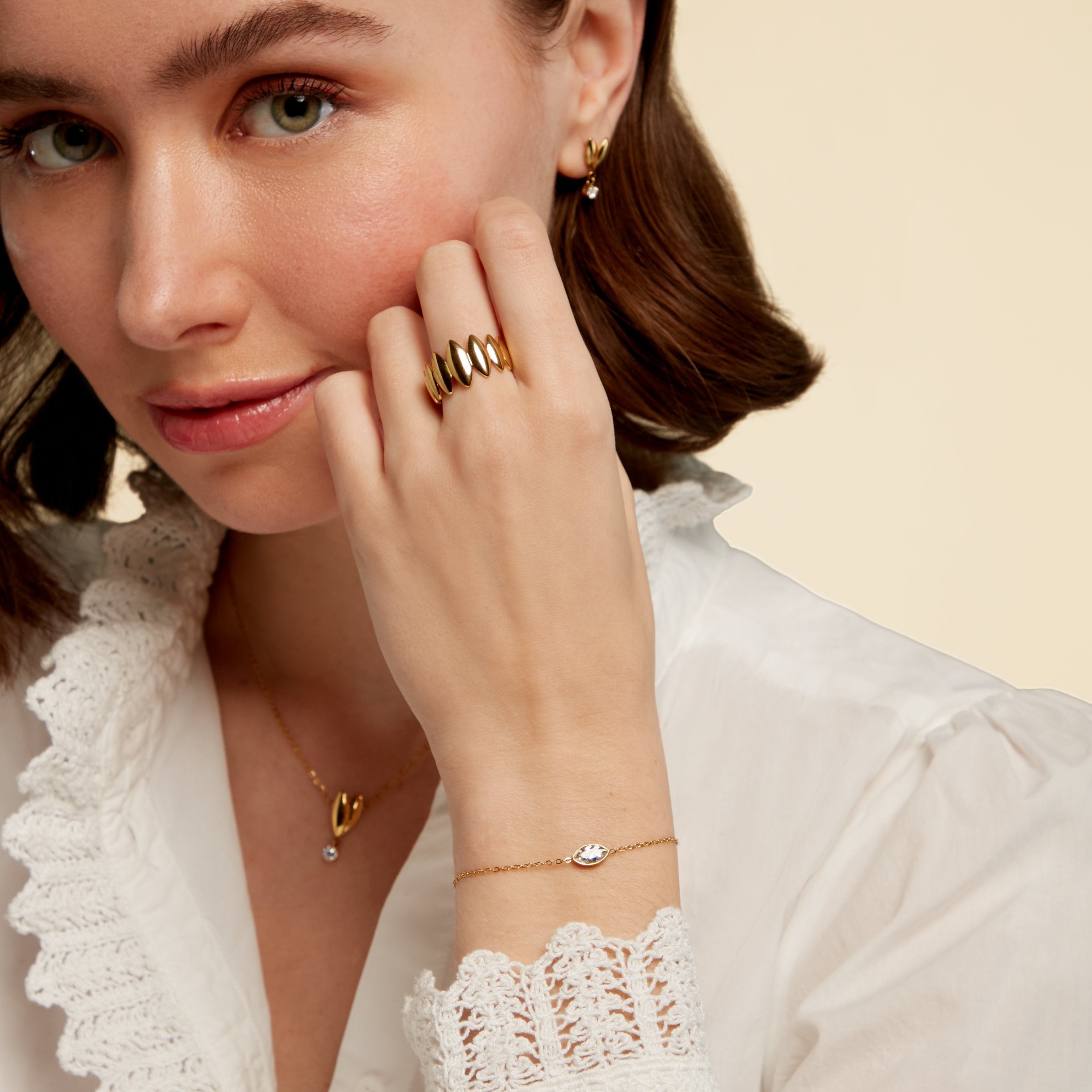 Gold-plated bracelet with white stone – Petal