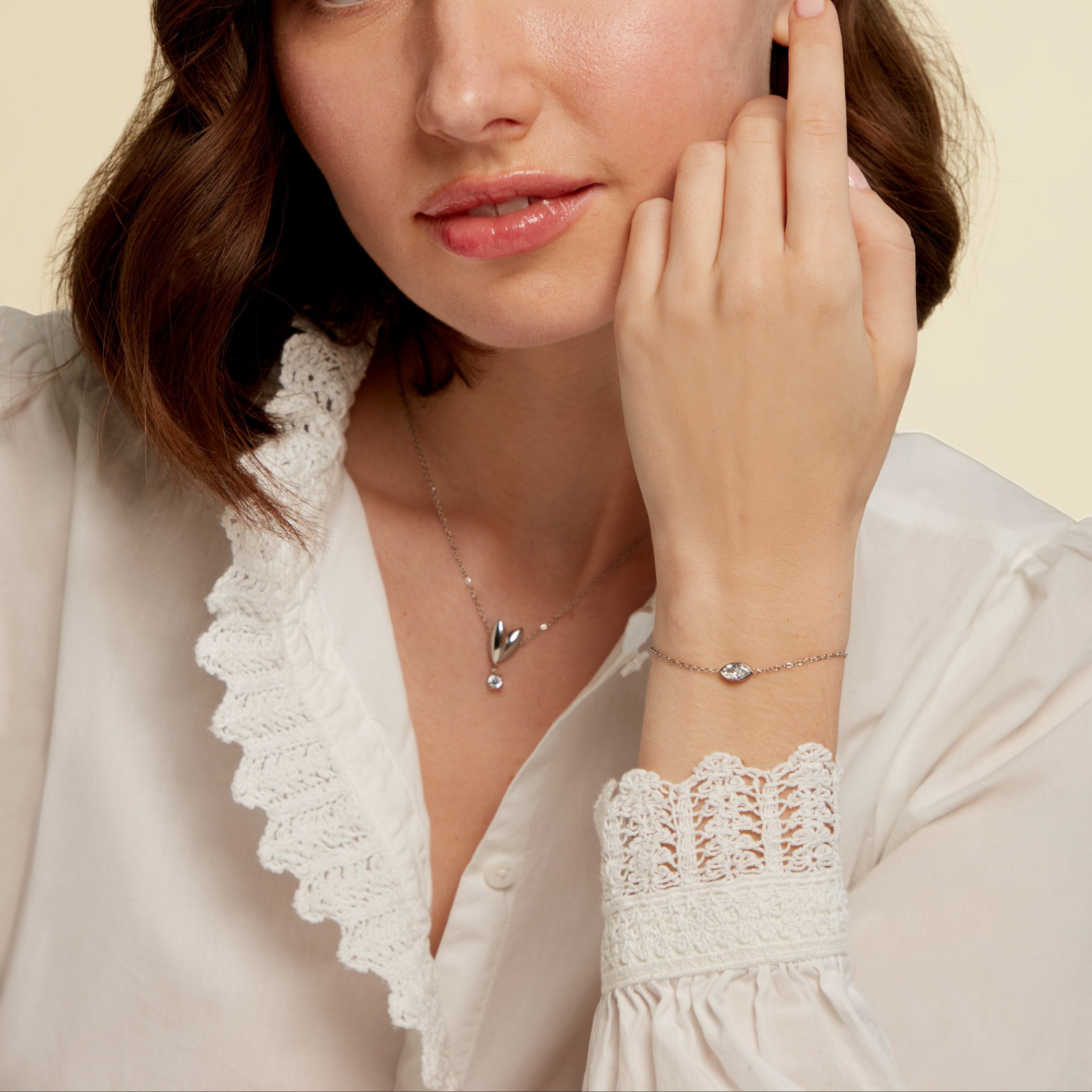 Silver-plated bracelet with white stone – Petal