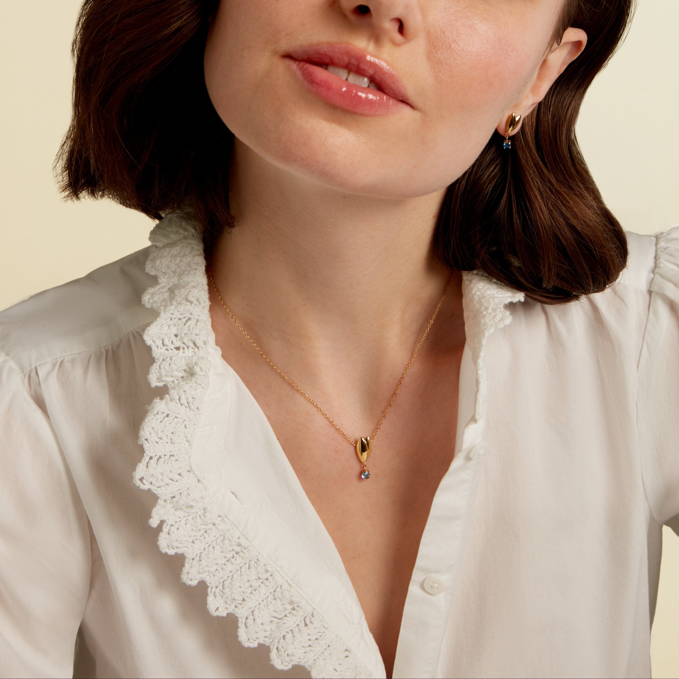 Gold-plated blue necklace – Petal