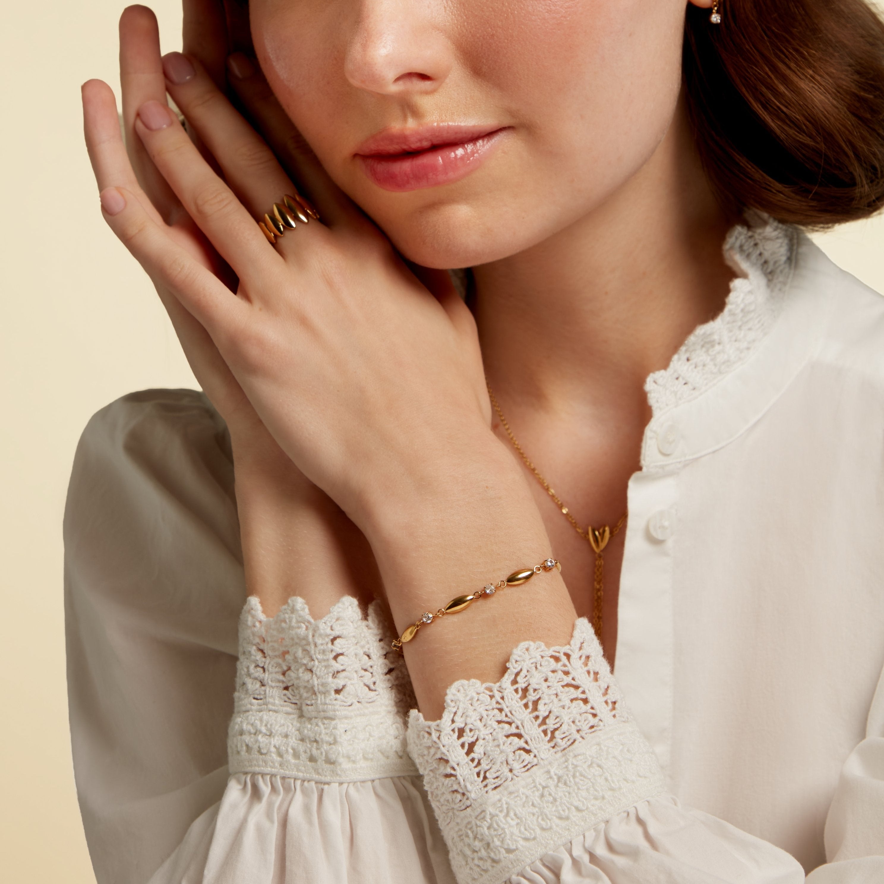 Gold-plated bracelet with white stone – Petal